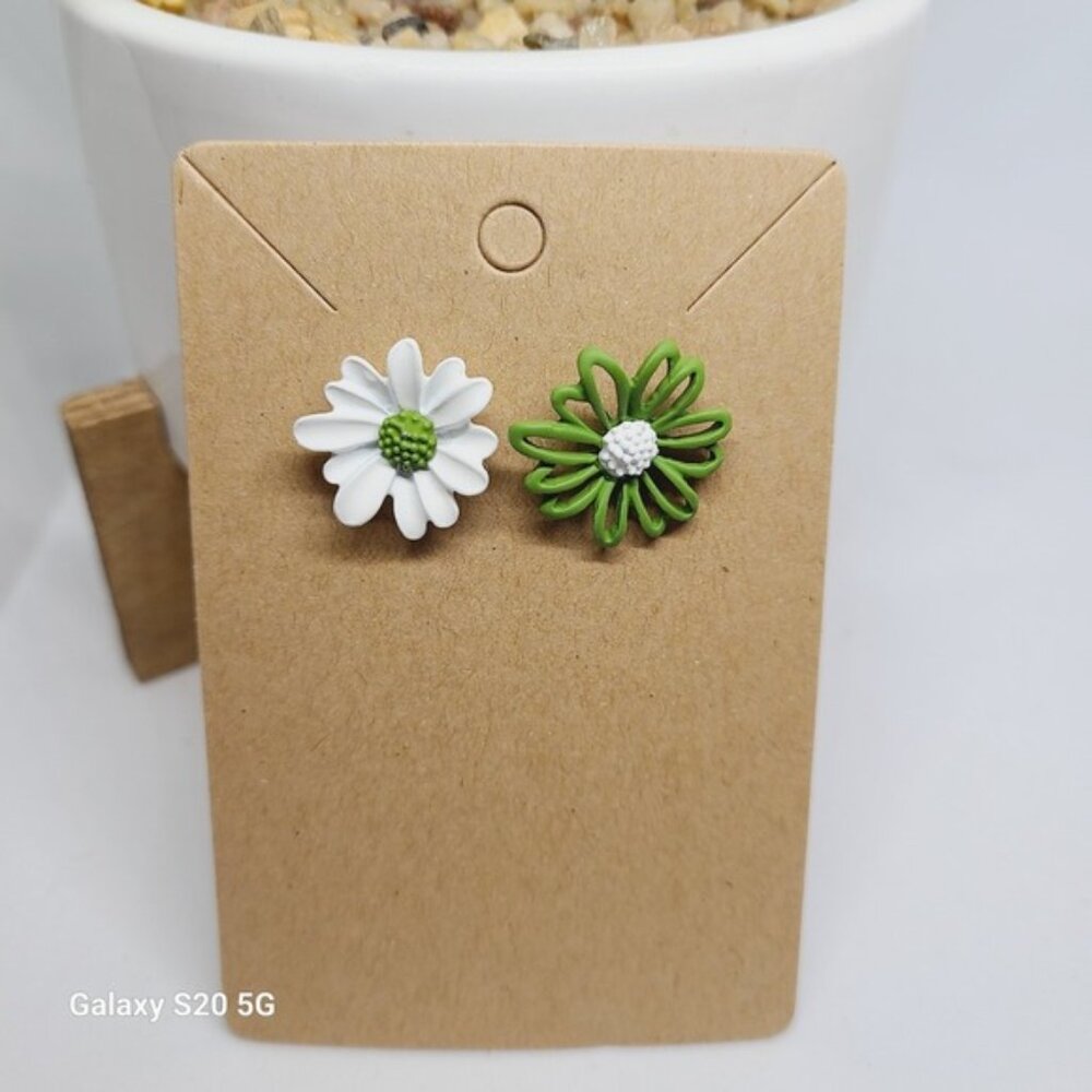 Daisy Flower Stud Earrings White Green Floral Cute Fun NEW Ladies Summer